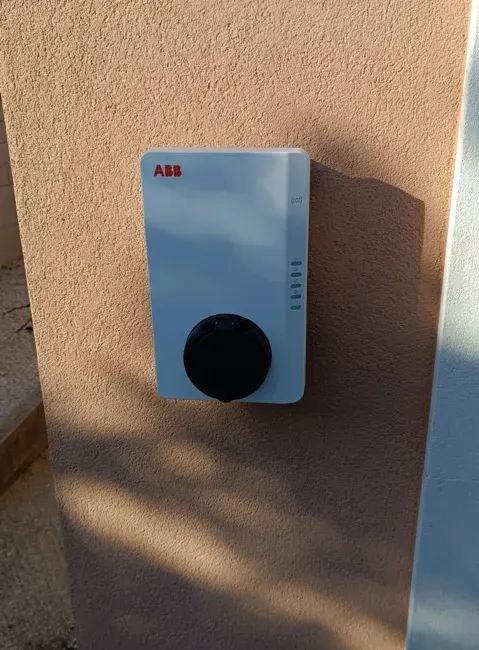 Borne de recharge ABB Terra AC fixée sur une façade extérieure