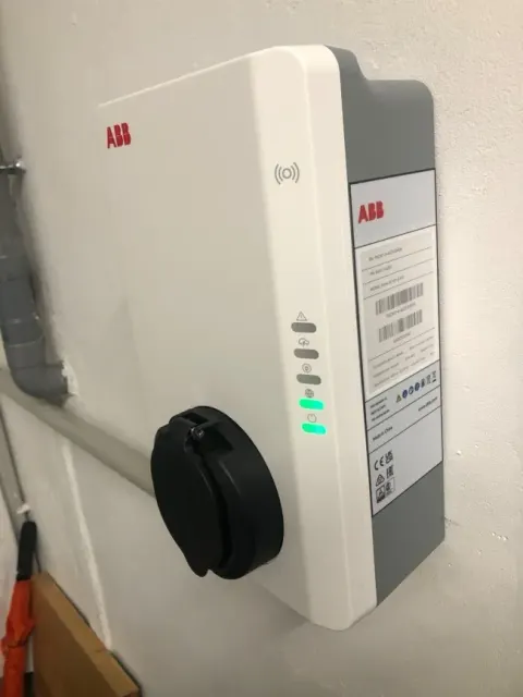Borne de recharge ABB Terra AC vue de face, avec sa prise Type 2