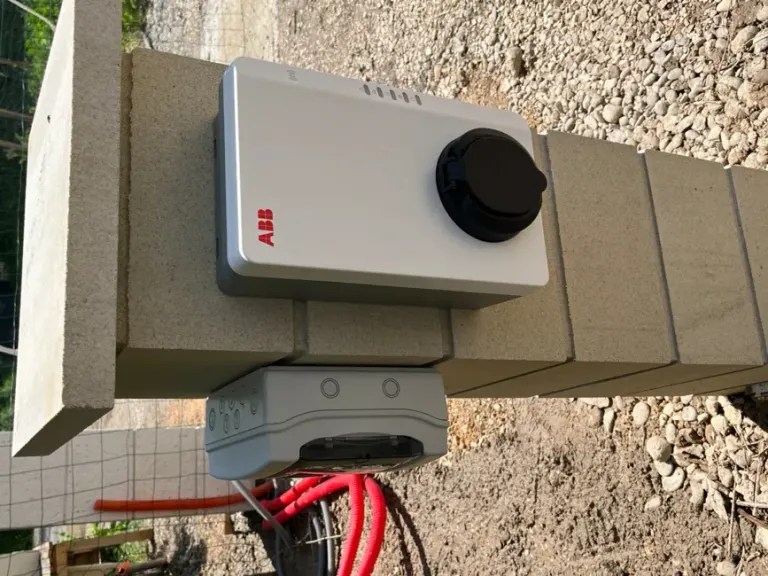 Deux bornes de recharge installées côte à côte sur un parking collectif